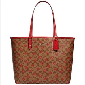 Coach - REVERSIBLE CITY TOTE IN SIGNATURE CANVAS WITH CRAYON HEART PRINT